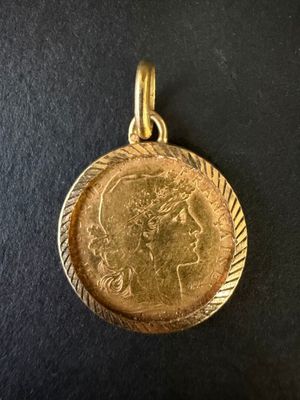 une pièce d'or portant un visage de femme