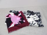 deux morceaux de tissu posés sur une nappe blanche