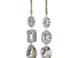 une paire de boucles d'oreilles ornées de cristaux de topaze bleue et de topaze blanche