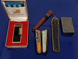 un briquet, un étui à briquet et un briquet posé sur une table bleue