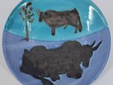 une assiette sur laquelle sont représentés une vache et un cactus