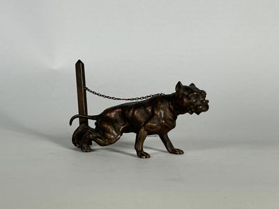 statue d'un chien en laisse sur fond blanc