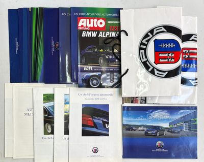 de nombreux livres sur l'automobile exposés sur une table