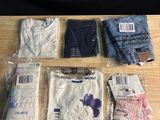 plusieurs paires de vêtements pour homme posées sur une table en bois
