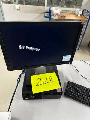 une image d'un écran d'ordinateur et d'un clavier sur un bureau