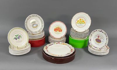 un grand nombre d'assiettes posées sur une table