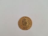 une pièce d'or avec l'image d'une femme dessus