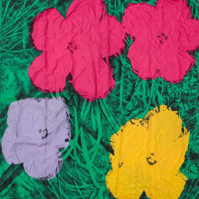 quatre fleurs de couleurs différentes sur un fond vert