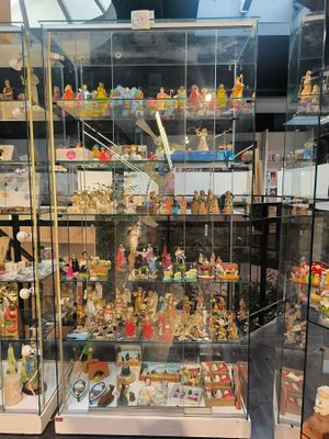 une vitrine en verre contenant de nombreuses figurines différentes