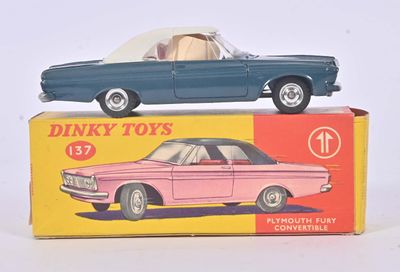 une petite voiture rose et une petite voiture bleue dans une boîte