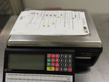 une image représentant une balance sur laquelle est posée une feuille de papier