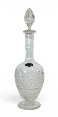 carafe en cristal sur pied, sur fond blanc, avec un fond blanc