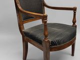 une chaise en bois avec une assise rembourrée noire