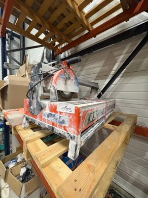 une photo d'un homme travaillant sur une machine dans un garage