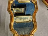un miroir posé sur une table dans une pièce