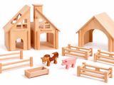 un ensemble de ferme en bois comprenant un cheval et une grange