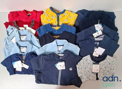 beaucoup de vêtements posés sur une table