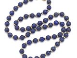 un collier de perles de lapis-lazuli avec un fermoir en or