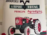 Une publicité pour un tracteur agricole est posée sur une table