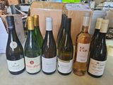 plusieurs bouteilles de vin sont alignées sur un comptoir
