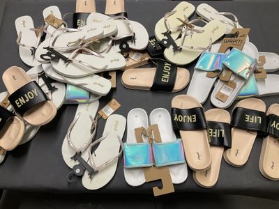 de nombreuses paires de sandales posées sur une table