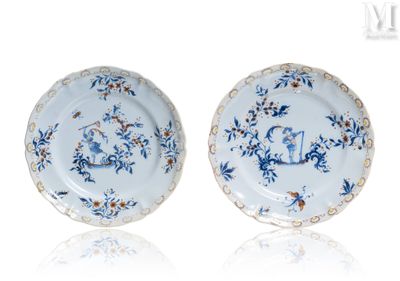 une paire d'assiettes bleues et blanches ornées d'oiseaux et de fleurs