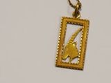 une image représentant un collier en or orné d'un cheval encadré