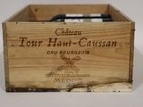 une boîte en bois avec une bouteille de vin à l'intérieur