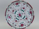 une image représentant une assiette blanche ornée de motifs rouges et verts
