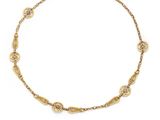 un collier en or et diamants sur fond blanc