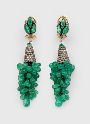 une paire de boucles d'oreilles en émeraude et diamant