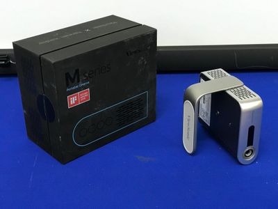 un boîtier et une télécommande posés sur une table bleue