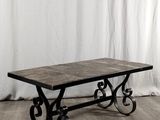 La table est en fer et possède un plateau en marbre.