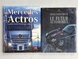 deux livres posés l'un à côté de l'autre sur une table