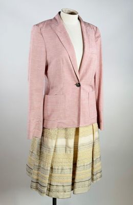 veste et jupe roses sur un mannequin, un mannequin, un mannequin, un mannequin, un mannequin, un mannequin, un mannequin, un mannequin, un mannequin, un mannequin, un mannequin, un mannequin, un mannequin, un mannequin, un mannequin, un mannequin, un mannequin, un mannequin, un mannequin, un mannequin, un mannequin, un mannequin, un mannequin, un mannequin, un mannequin, un mannequin, un mannequin, un mannequin, un mannequin, un mannequin, un mannequin, un mannequin, un mannequin, un