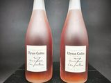 deux bouteilles de vin posées sur une table noire