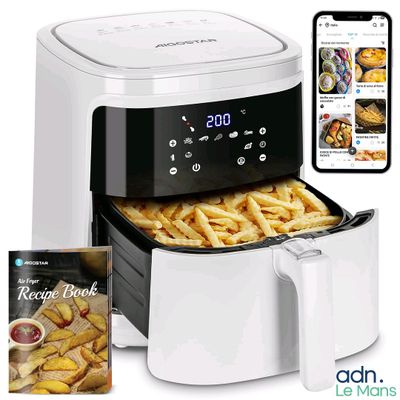une friteuse à air chaud contenant des frites, avec un livre de recettes à côté