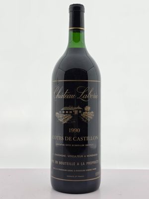 une bouteille de vin posée sur une table