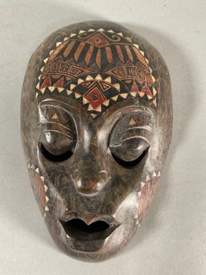 Masque en bois marqueté à incrustations de nacre