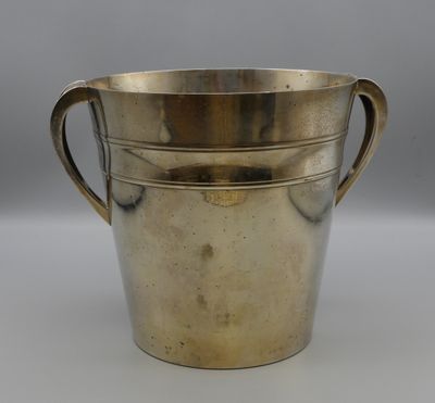 SAINT MEDARD, un seau à champagne en métal argenté d'inspira…