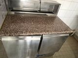 une cuisine avec un évier et une cuisinière