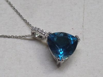 Pendentif en or blanc 18K, serti d'une topaze bleue de taill…