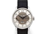 une photo d'une montre-bracelet argentée avec un bracelet en cuir noir