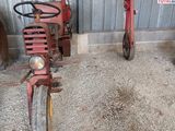 un vélo rouge garé devant un immeuble