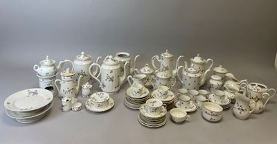 de nombreux types de plats et de tasses en porcelaine sur la table