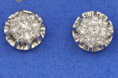 Paire de puces d’oreilles en or pavées de brillants. P3,4g