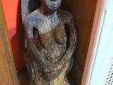 une statue de femme tenant un bébé dans ses bras