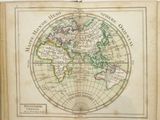 un vieux livre sur lequel figure une carte du monde