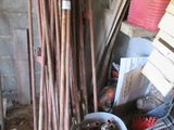 un seau rempli d'outils posé à côté d'un tas de bois