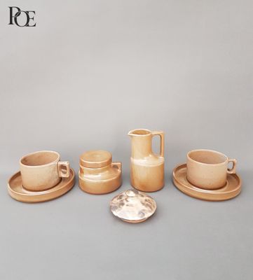 un ensemble de tasses à café et de soucoupes posées sur une table